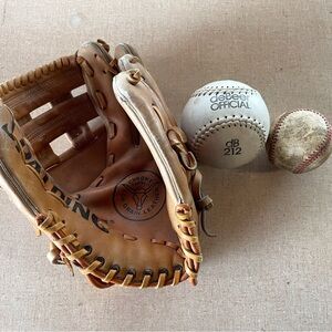 Vintage Spaulding Top Grain Left-hand Leather Glove & 2 balls
